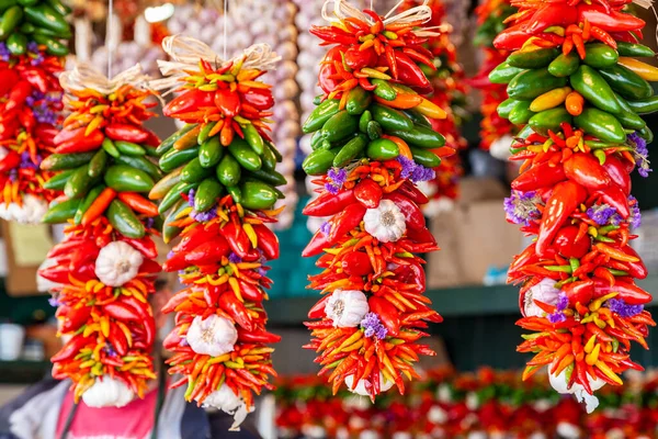 Bunte Frische Rote Und Grüne Chilischoten Chilischoten Chilischoten Und Knoblauchzehen — Stockfoto