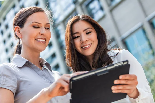 Business Team Van Twee Succesvolle Vrouwen Gemengde Ras Groep Van — Stockfoto