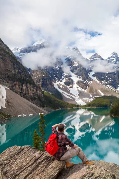 Caminante Con Mochila Roja Sentado Una Roca Con Vistas Lago —  Fotos de Stock