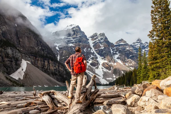 Turista Batohem Ruksaku Stojící Kmeni Jezera Moraine Při Pohledu Zasněžené — Stock fotografie