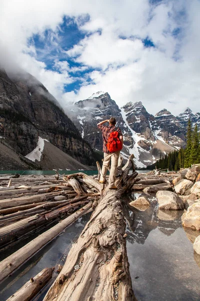 Hiking Man Rucsac Backpack Standing Tree Log Moraine Lake Looking — Stock Photo, Image