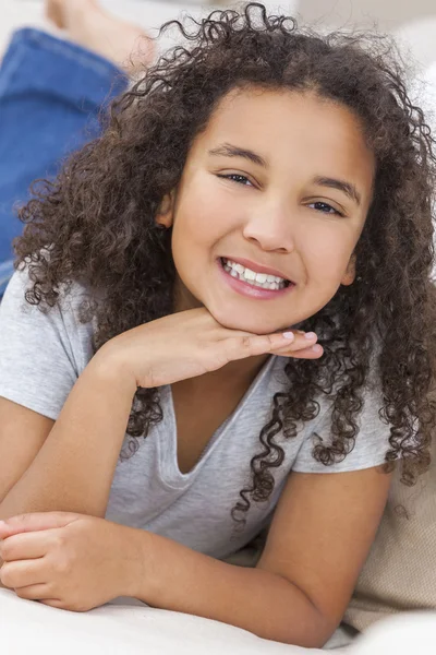 Szczęśliwy mieszanej rasy african american dziewczynk — Zdjęcie stockowe