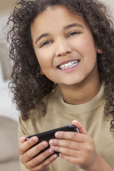 Afro-americano menina criança usando smat telefone — Fotografia de Stock