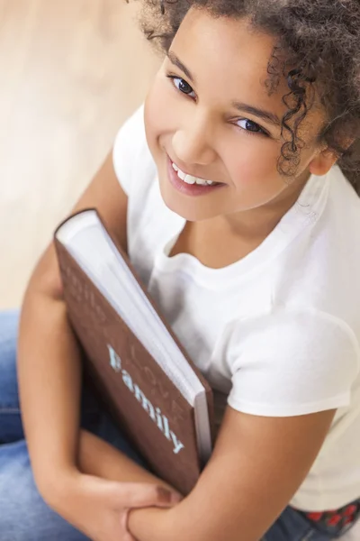 Афро-американських дівчина дитини книга фотоальбом — стокове фото