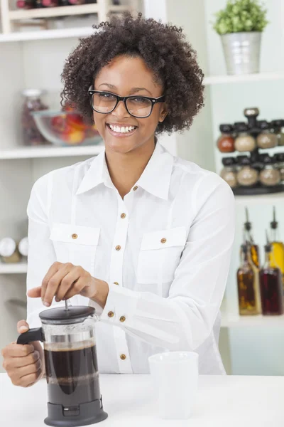 Karışık ırk Afro-Amerikan kız kahve yapma — Stok fotoğraf