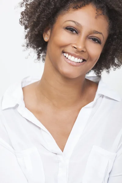 Смешанная раса афроамериканка в белой рубашке — стоковое фото