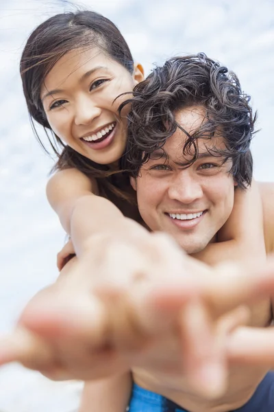 Asiática pareja en playa taking selfie fotografía — Foto de Stock