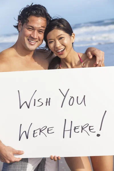 Asiático pareja en playa deseo usted estado aquí sign — Foto de Stock