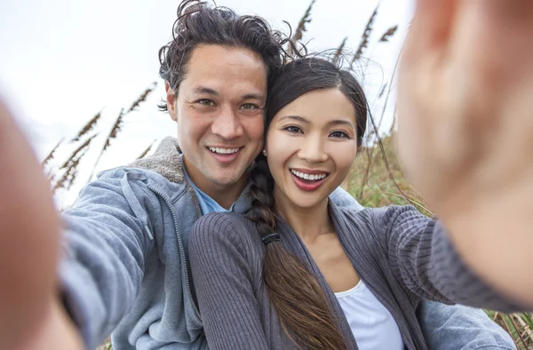 Asiatico coppia a spiaggia taking selfie fotografia — Foto Stock