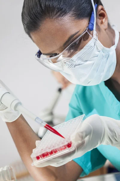 Asiatique femme scientifique avec échantillon de sang en laboratoire — Photo