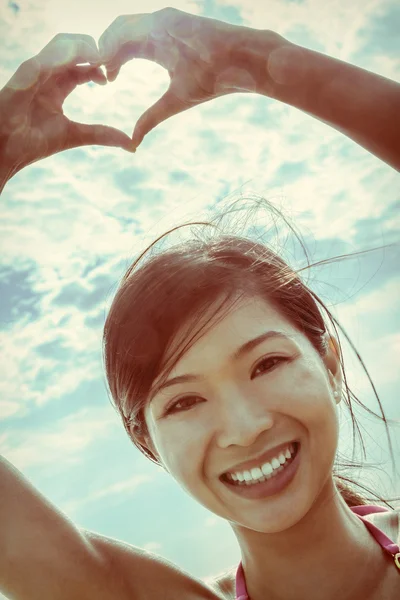 Chinese Aziatische vrouw meisje hand hart vinger frame — Stockfoto