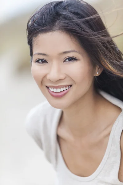 Vacker ung kvinna som kinesiska asiatisk tjej — 图库照片