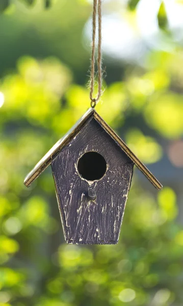 Vogel huis in de zomer zon & groene bladeren — Stockfoto