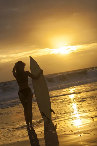 女子比基尼冲浪冲浪板和日落海滩 — 图库照片
