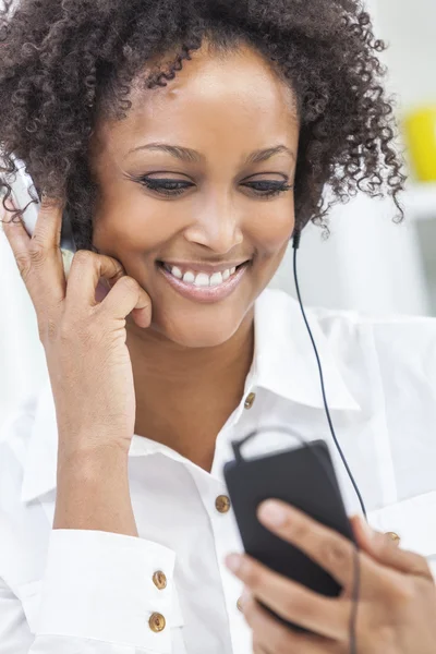 Afro-Amerikaanse meisje luisteren naar mp3 speler koptelefoon — Stockfoto