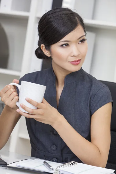 Čínská asijská žena podnikatelka pít čaj nebo kávu — Stock fotografie