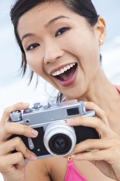 Cinese asiatico ragazza donna a spiaggia prendere fotografie — Foto Stock