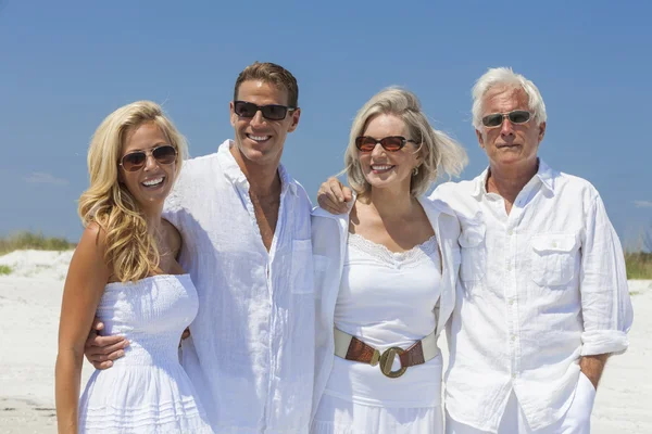 Générations familiales sur la plage tropicale — Photo