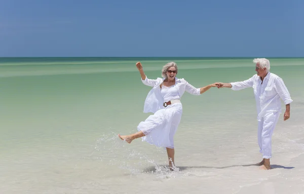 Pareja bailando en la playa — Foto de Stock