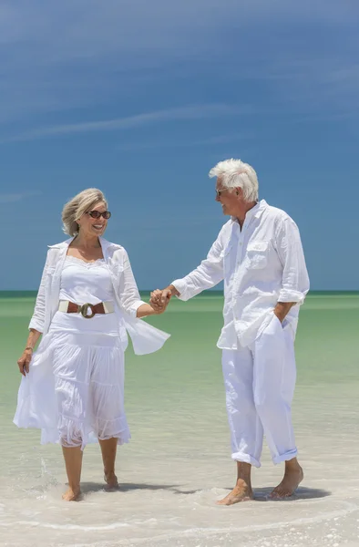 Coppia passeggiando sulla spiaggia — Foto Stock