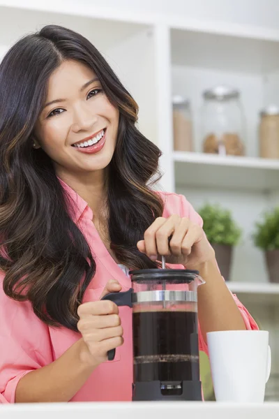 Woman making cup of coffee with cafetiere — Stock Photo, Image