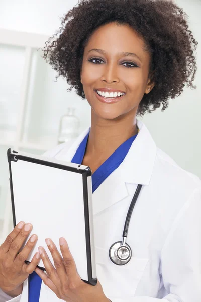 Kvinnliga läkare använder tablet — Stockfoto