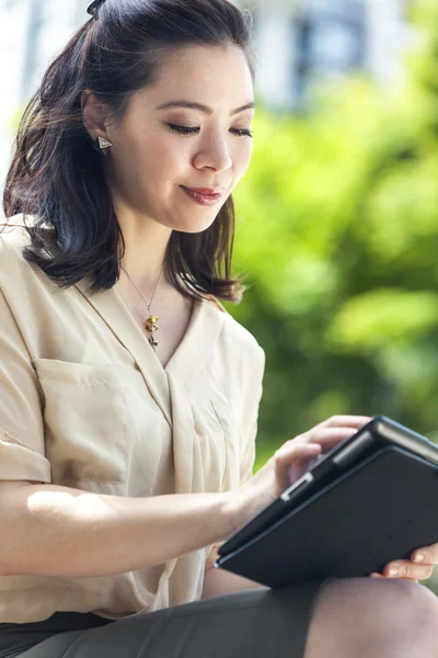 Tablet bilgisayar kullanarak Asya iş kadını — Stok fotoğraf