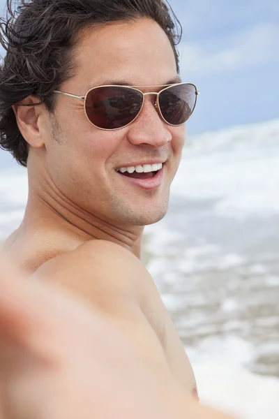 Hombre tomando selfie en la playa — Foto de Stock