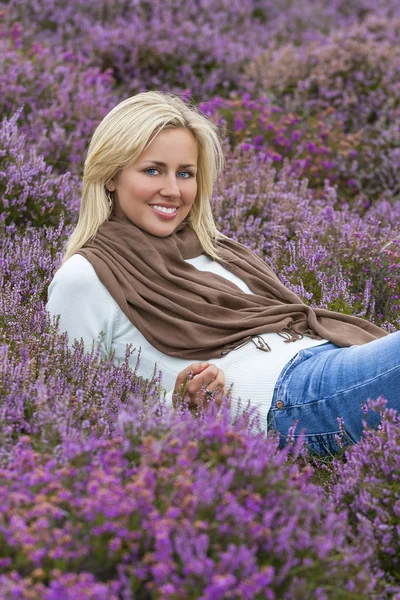 Frau im Blumenfeld — Stockfoto