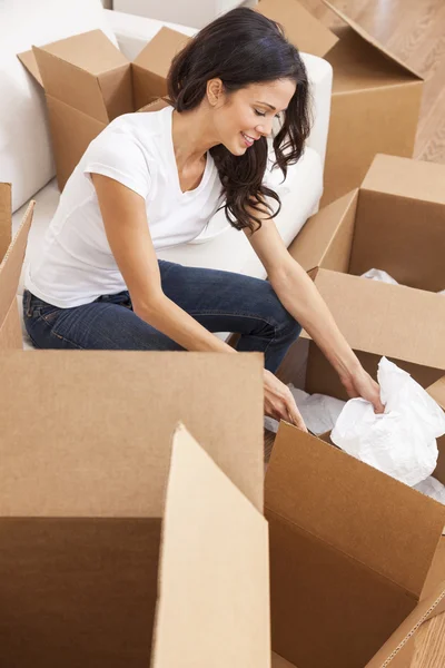 Schöne Frau beim Auspacken von Kartons — Stockfoto