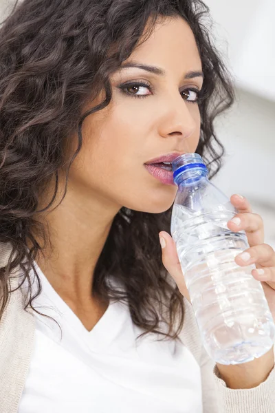 Frau trinkt Flasche Wasser — Stockfoto