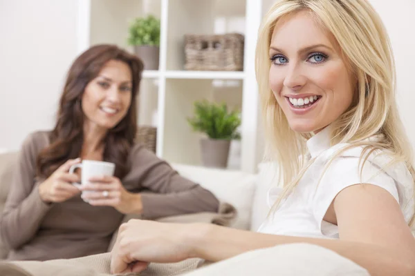 Mujeres en casa bebiendo té — Foto de Stock