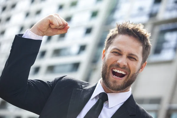 Joven hombre de negocios exitoso celebrando en la ciudad — Foto de Stock