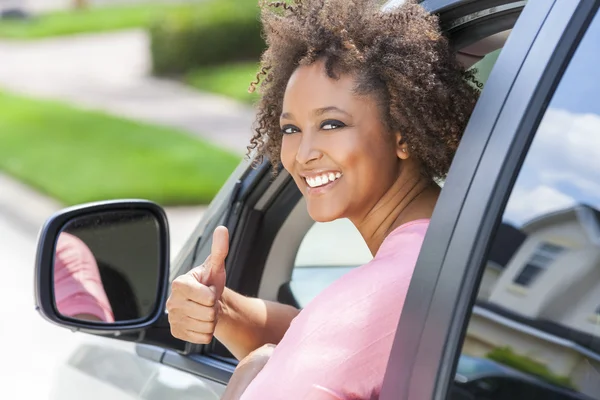 African American tjej kvinna tummen upp kör bil — Stockfoto