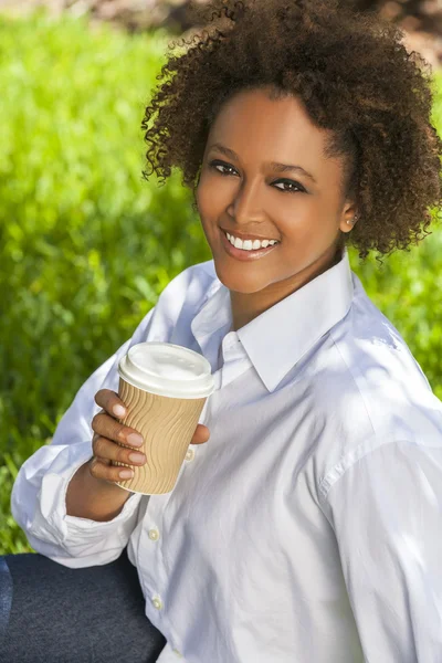 Mujer afroamericana bebiendo café afuera — Foto de Stock