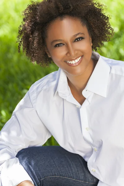 Feliz mujer afroamericana sonriendo afuera — Foto de Stock
