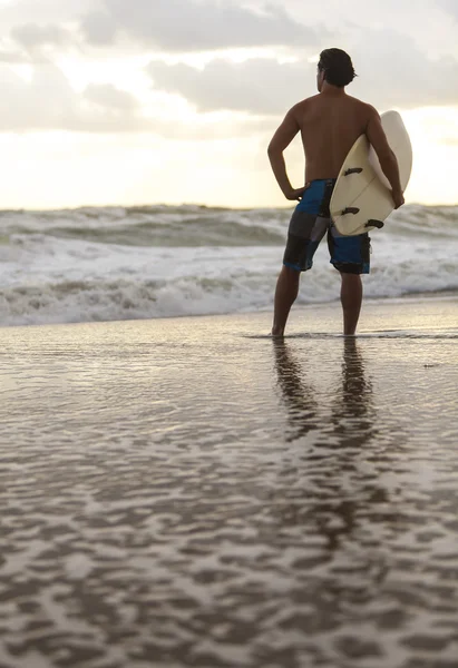 Surfer & Surfbrett Sonnenuntergang Sonnenaufgang Strand — Stockfoto