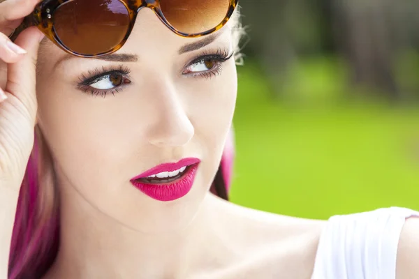 Mulher Óculos de Sol Loira e Magenta Rosa Cabelo — Fotografia de Stock
