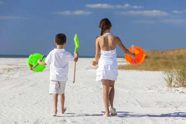 Kinder, Junge, Mädchen, Bruder & Schwester spielen am Strand — Stockfoto