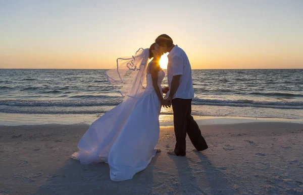 Novia y novio matrimonio pareja puesta del sol playa boda — Foto de Stock