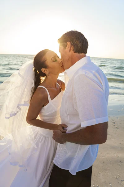 Noiva & noivo beijo casal pôr do sol praia casamento — Fotografia de Stock