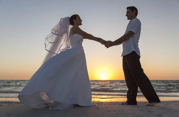 Braut und Bräutigam Ehepaar Sonnenuntergang Strandhochzeit — Stockfoto