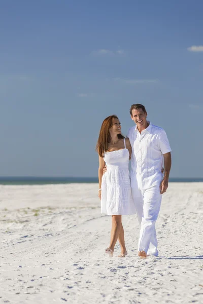 男人女人夫妻在空的海滩上散步 — 图库照片