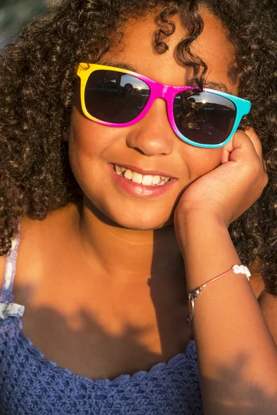 Glücklich gemischte Rasse afrikanisch amerikanische Mädchen Kind Sonnenbrille — Stockfoto