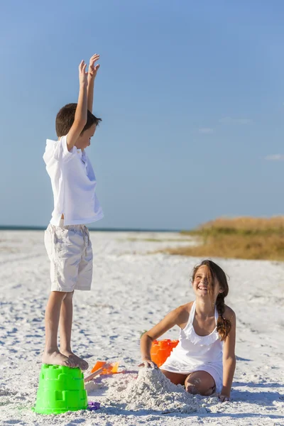 Barn, pojke, flicka, bror & syster spelar på stranden — Stockfoto