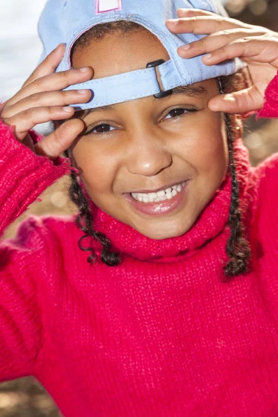 Chica afroamericana de raza mixta usando gorra de béisbol —  Fotos de Stock