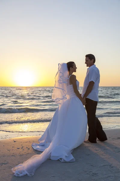 Novia y novio matrimonio pareja puesta del sol playa boda —  Fotos de Stock