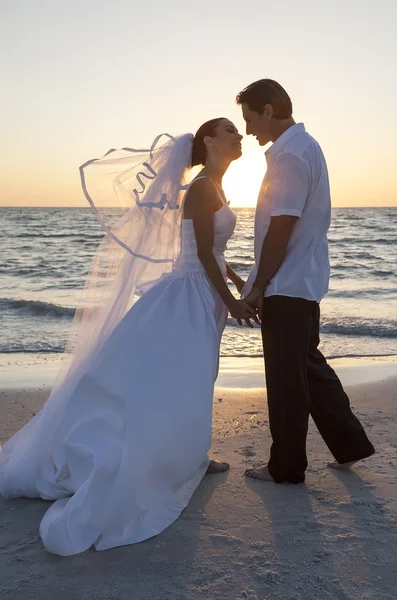 Novia y novio matrimonio pareja puesta del sol playa boda — Foto de Stock