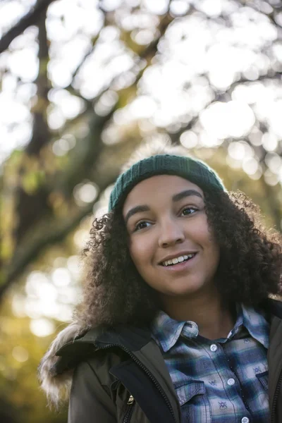 Mooie gelukkig gemengd ras Afro-Amerikaanse meisje — Stockfoto