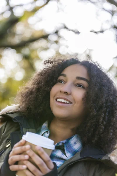 Mixte race afro-américaine fille boire du café à l'extérieur — Photo